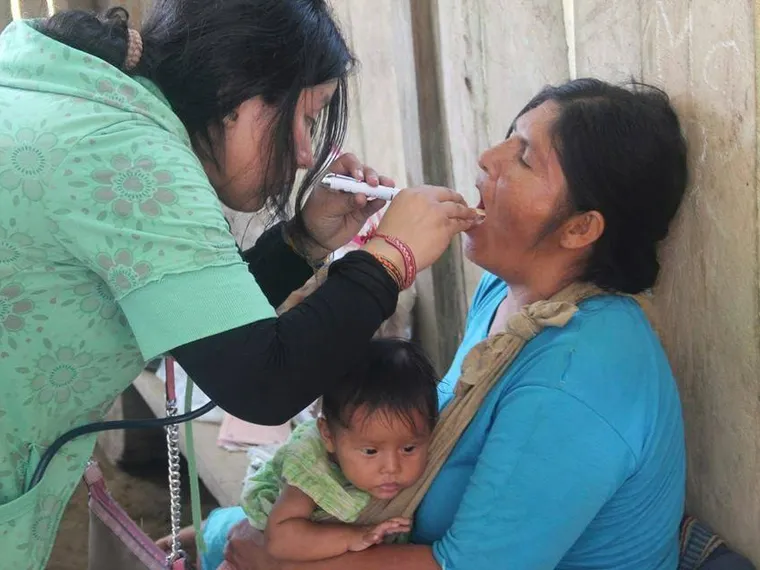 Un control médico en una clínica móvil